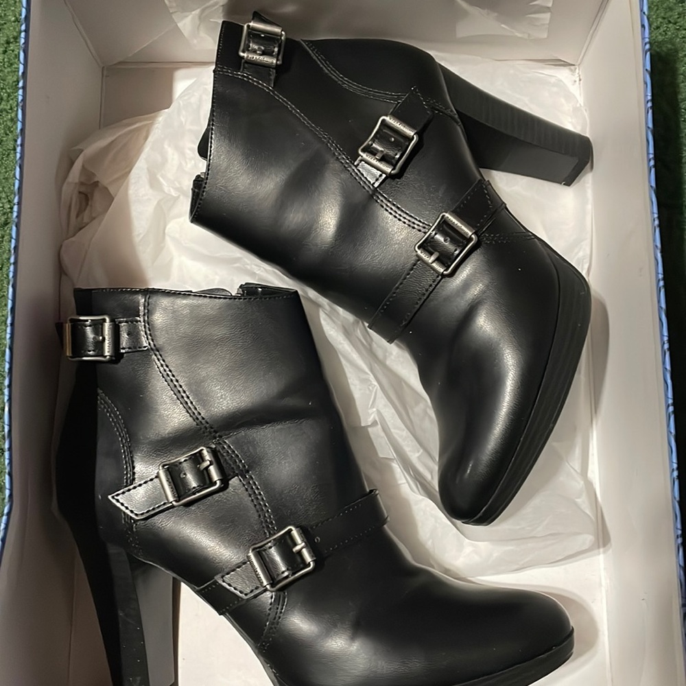 Vera Wang boots size 8